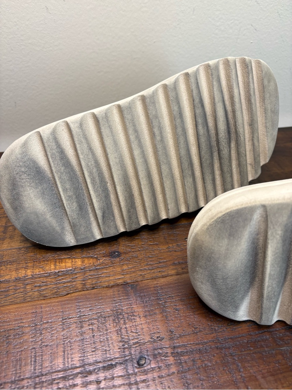 Women’s Size 8 Beige/Bone Color Adidas Yeezy Slides - Picture 11 of 13